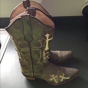 Women’s cowgirl boots. Size 11.